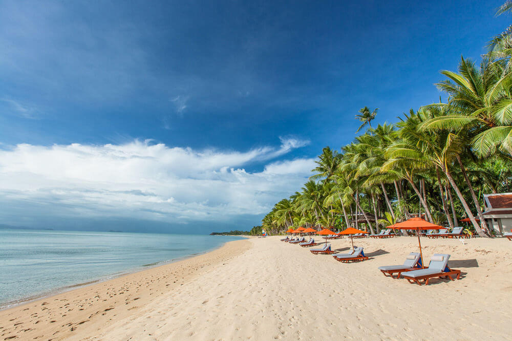 Фото пляжа Маэнам напротив отеля Santiburi Beach Resort