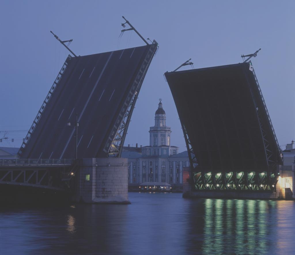 фотография вида на Дворцовый мост из воды