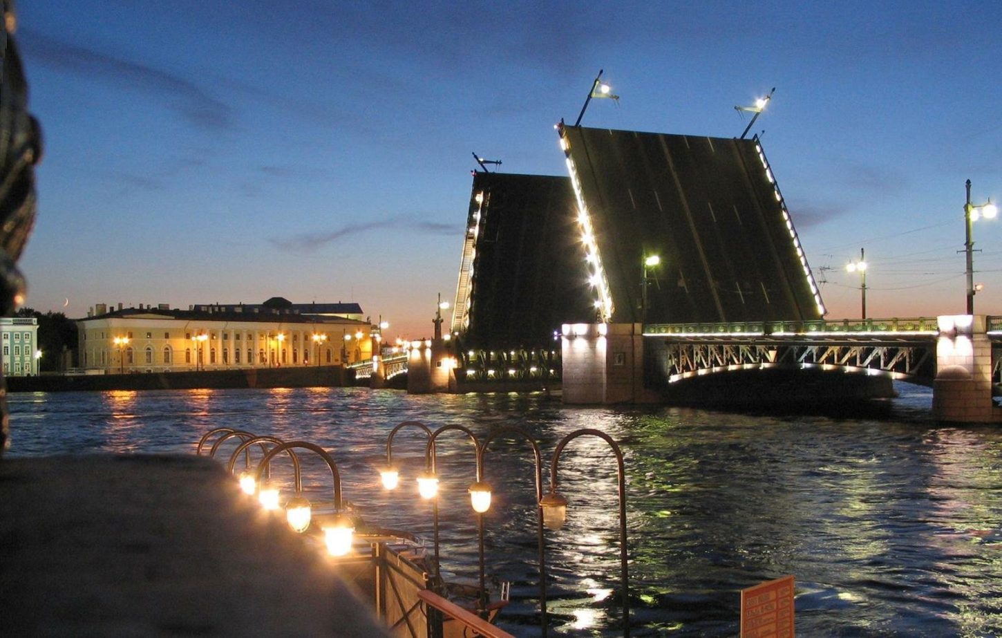 разведенный Дворцовый мост фото