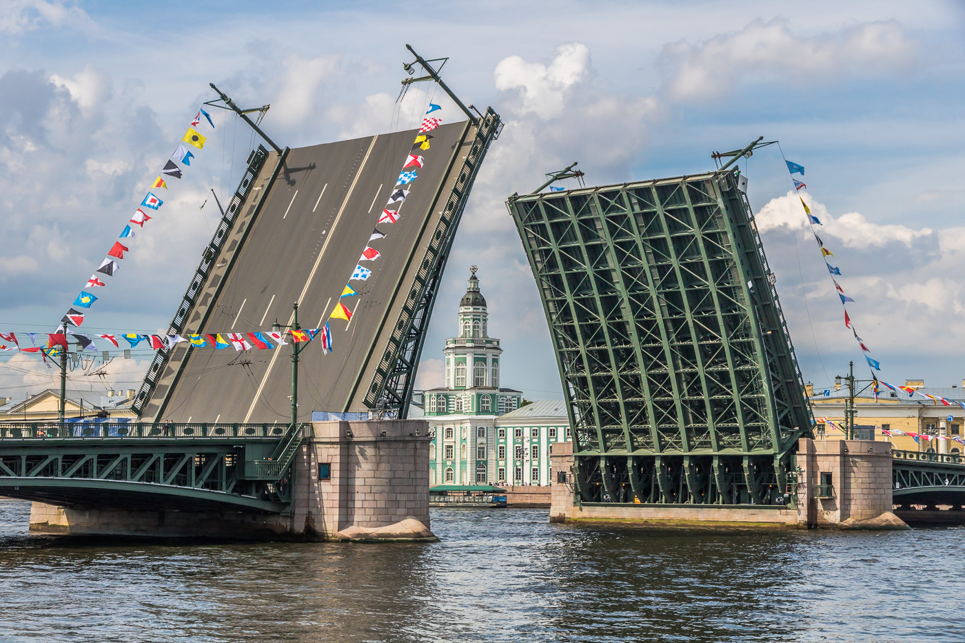 вид на разведенный петербургский Дворцовый мост фото