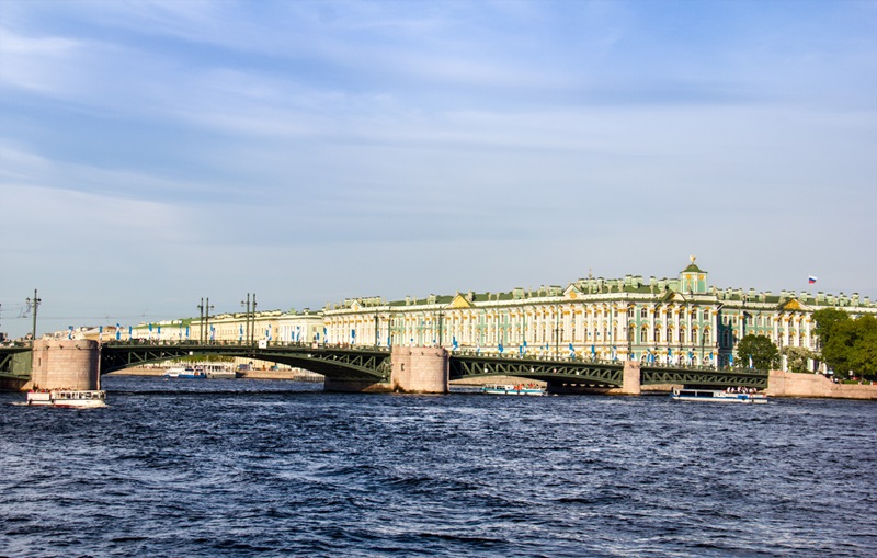 Дворцовый мост в Петербурге вид сбоку фотография