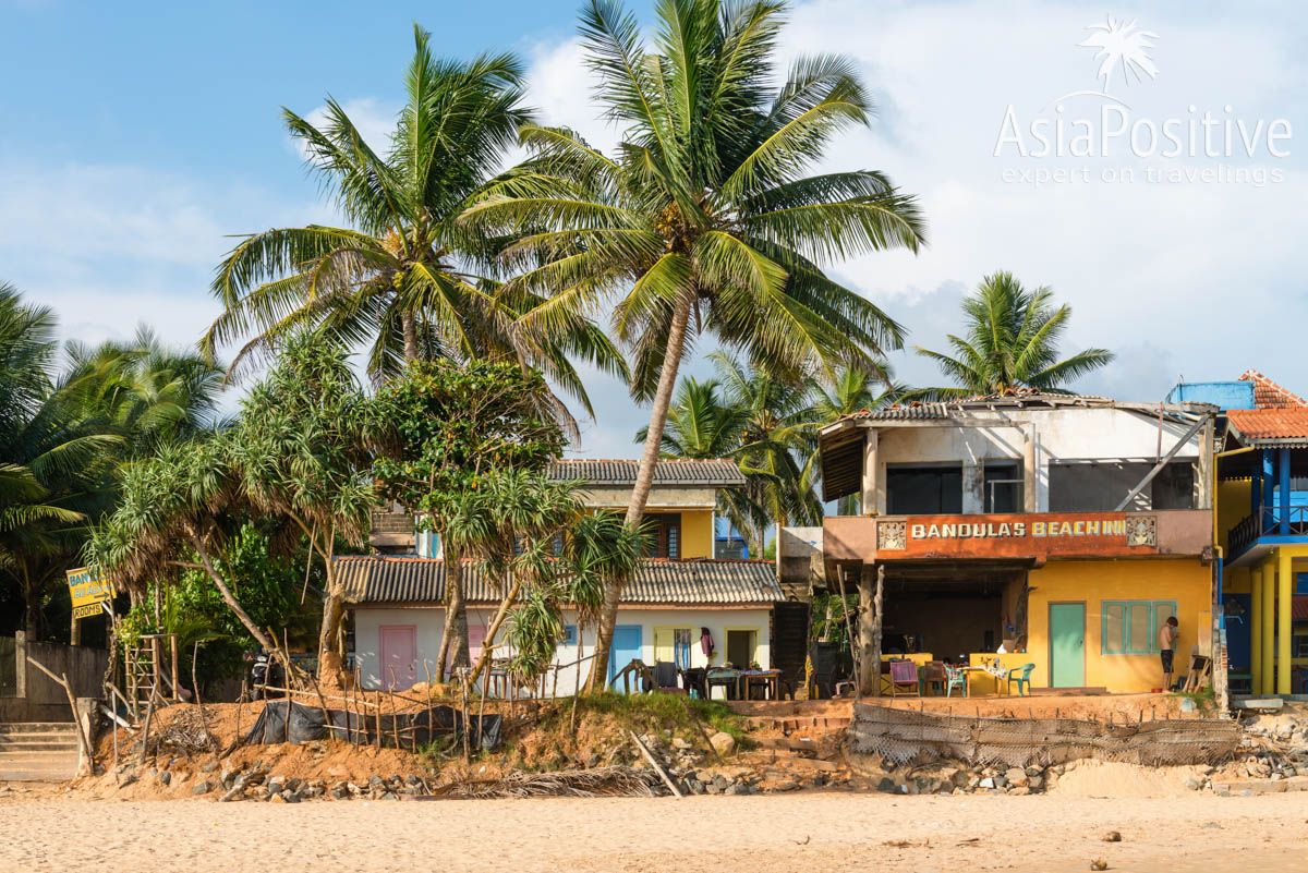 Недорошой отель прямо на пляже Хиккадувы, которому давно нужен ремонт 