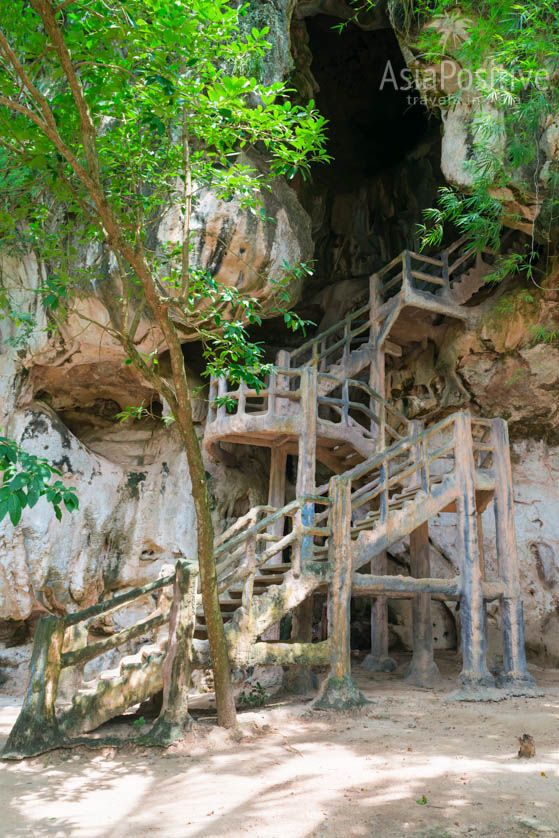 Лестница ведёт в главную пещеру 