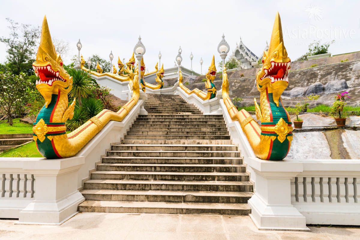 Лестница со змеями в Белом Храме 