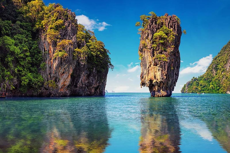 Отвесные скалы-острова провинции Краби в Таиланде