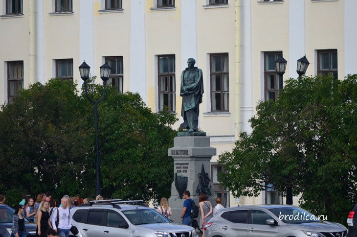 Памятник мореплавателю Пахтусову