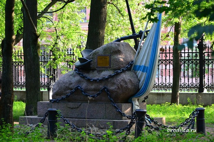 Памятник погибшим морякам клипера "Опричник" в Летнем саду