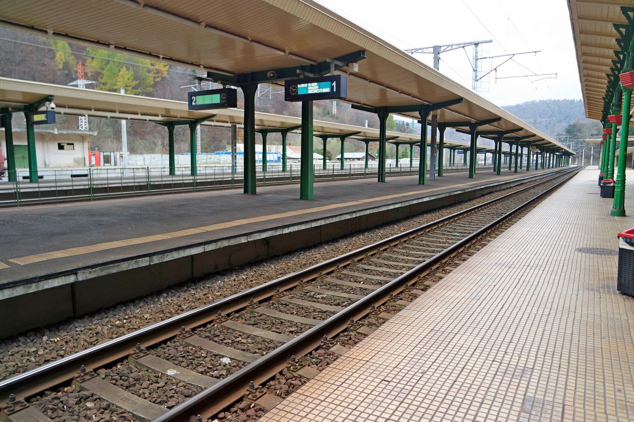 Пустые перроны на вокзале Синая