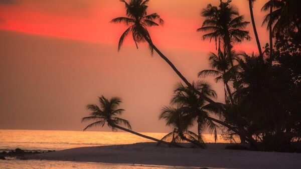 Восход солнца на одном из Мальдивских островов 