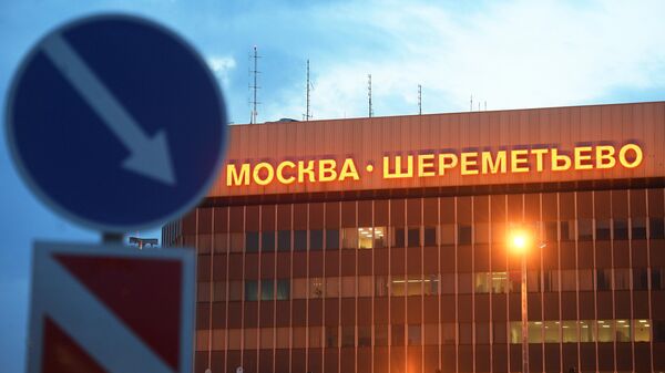 Вывеска на здании терминала аэропорта Шереметьево, где самолет авиакомпании Аэрофлот Sukhoi Superjet 100 был вынужден вернуться в аэропорт из-за возгорания на борту
