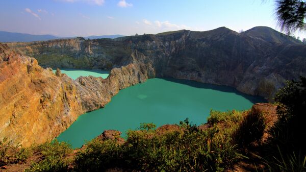 Вулкан Келимуту с тремя кратерными озерами в Индонезии