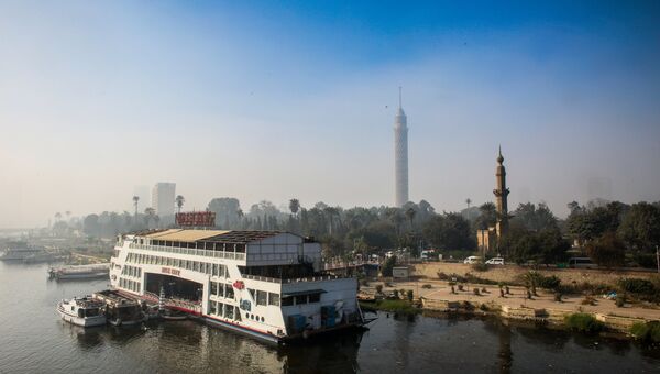 Река Нил в Каире. На дальнем плане: Каирская телебашня