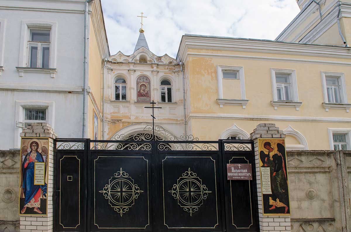 Намереваясь посетить Казанский женский монастырь в Вышнем Волочке, следует выбирать воскресный день либо церковный праздник.