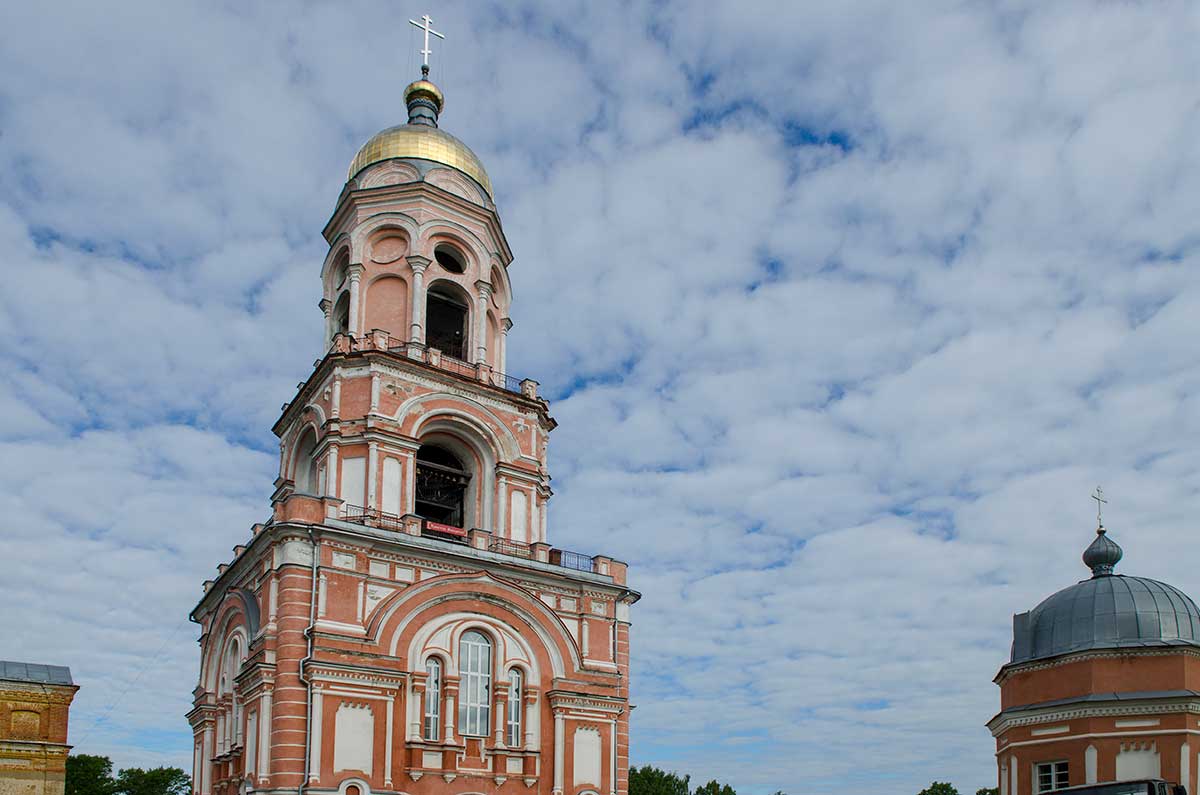 На восточной границе территории Казанский женский монастырь имеет церковь – усыпальницу спонсоров ее строительства.