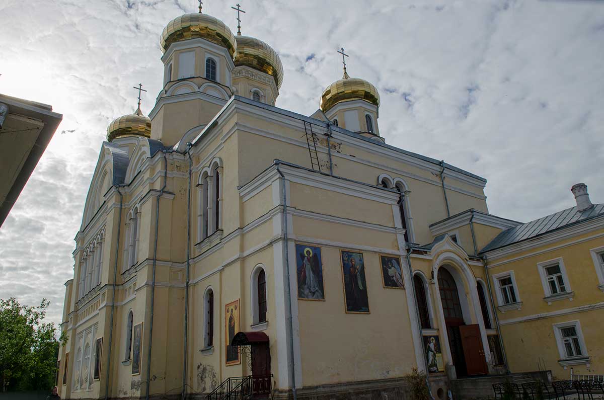 Казанский женский монастырь в Вышнем Волочке славился чудотворной иконой, приписываемой кисти евангелиста Луки, сохранявшейся в одноименном соборе.
