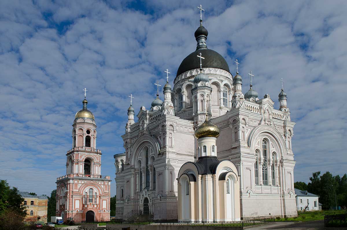 Уникальным шедевром зодчества является украшающий центр Казанского женского монастыря в Вышнем Волочке одноименный собор.