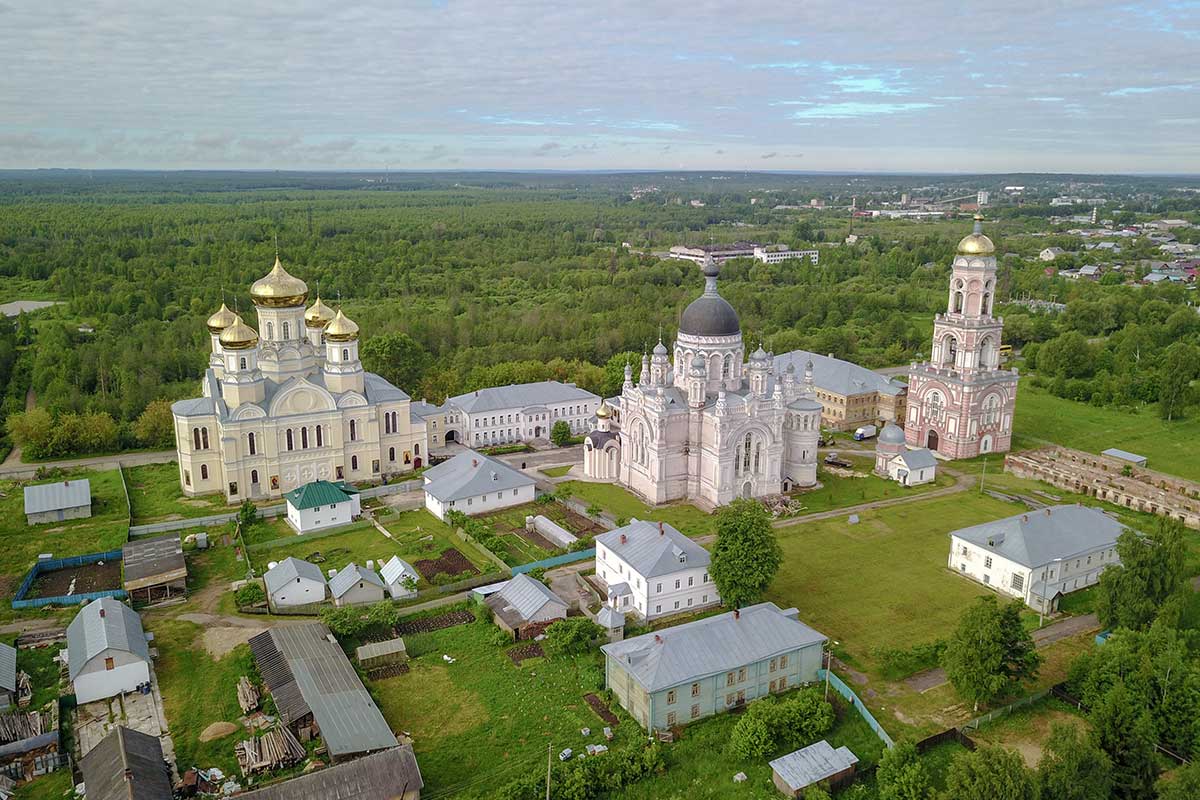 Высотная панорама территории и строений Казанского женского монастыря в Вышнем Волочке показывает неповторимость уникального ансамбля.