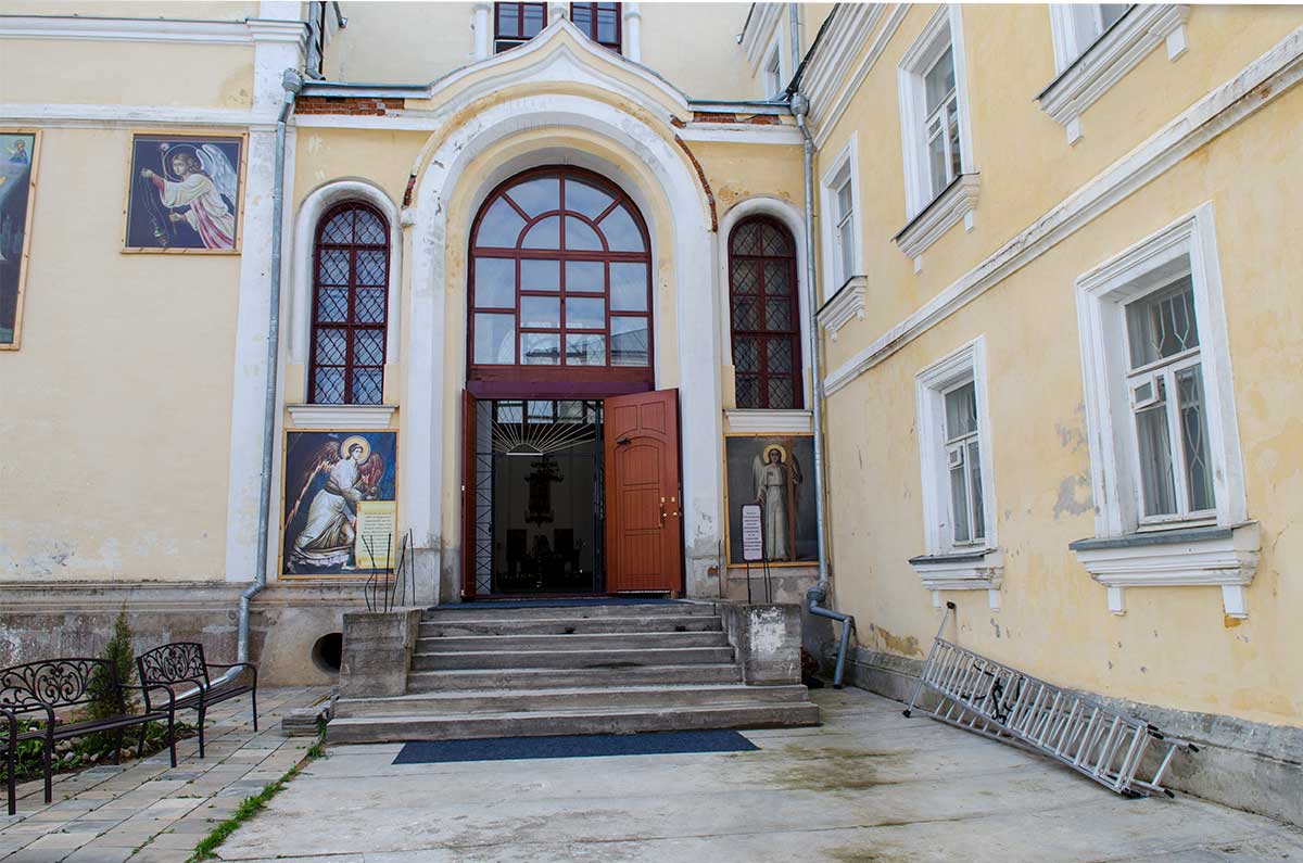 На фото западный фасад Боголюбского храма на территории Казанского женского монастыря в Вышнем Волочке, откуда украли древнюю икону.