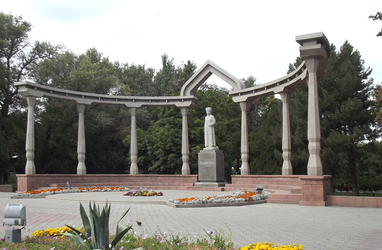 Памятник Курманжан Датке
