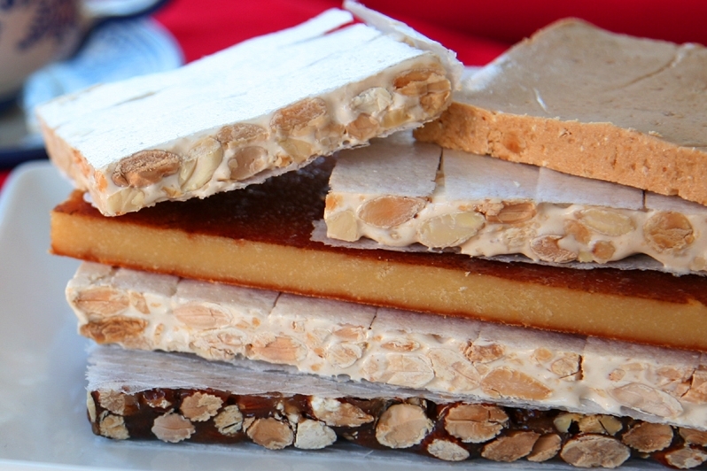 Традиционную сладость туррон изготавливают из смеси меда, яичного белка, орехов и сухофруктов