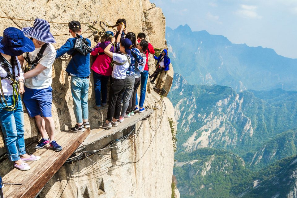 Climbing the mountain of Huashan развлечения мира