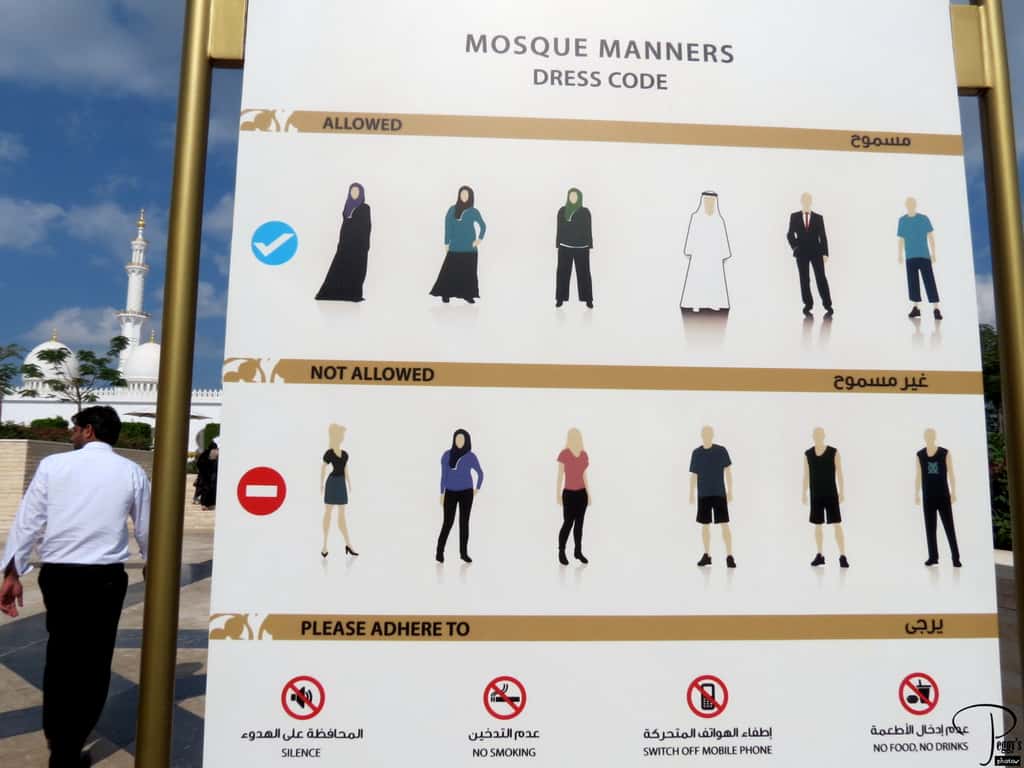 Стенд с правилами дресс-кода на посещение мечети