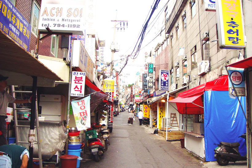 10 Amazing Things To Do In Seoul, South Korea: Itaewon © liddybits 