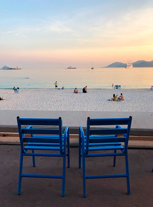 В пятидесятые годы на набережной Ниццы поставили синие деревянные стулья, которые стали символом города. Сейчас их можно увидеть и в Каннах