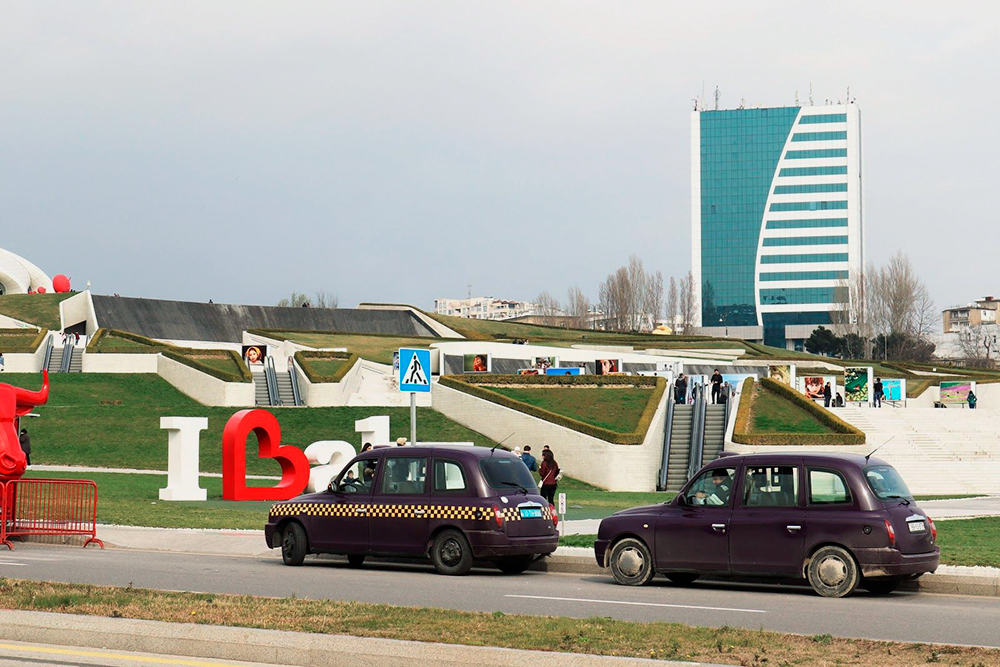 Такси-баклажан — один из символов Баку