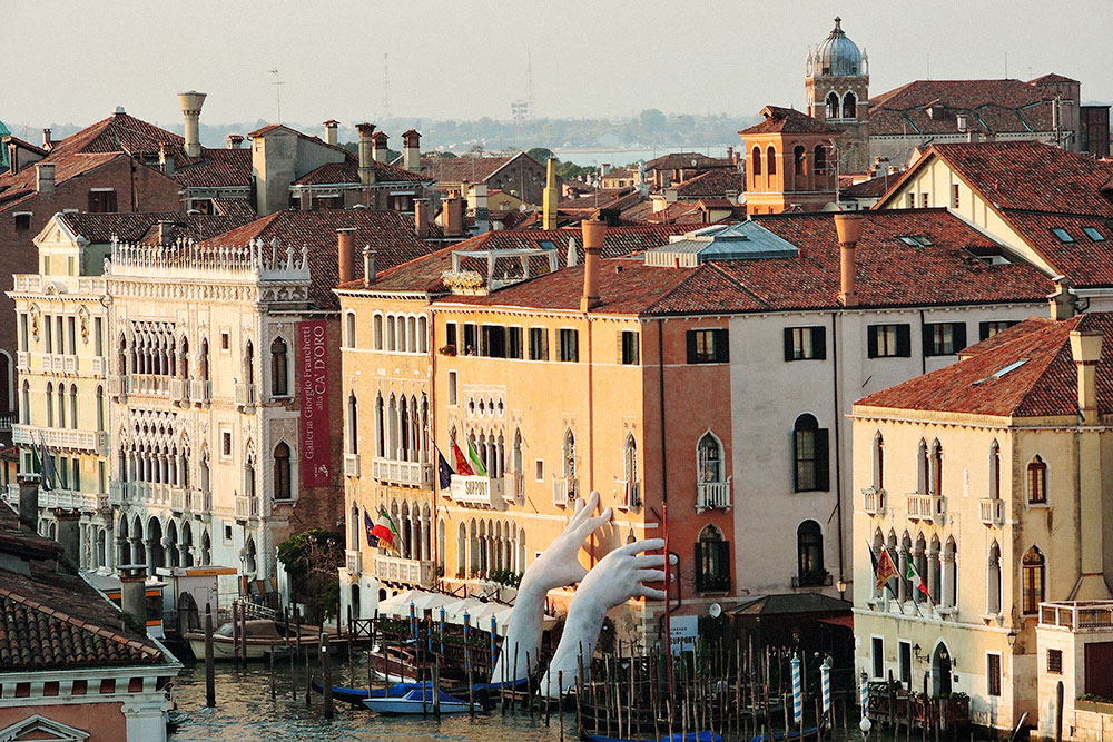С террасы Фондако-деи-Тедески можно увидеть необычную скульптуру. Она символизирует Венецию, которая постепенно уходит под воду из-за изменения климата. Фото: Dimitris Kamaras/Flickr