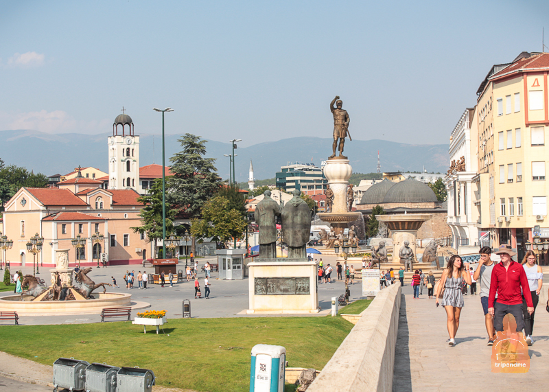 Вид на старый город с каменного моста в Скопье