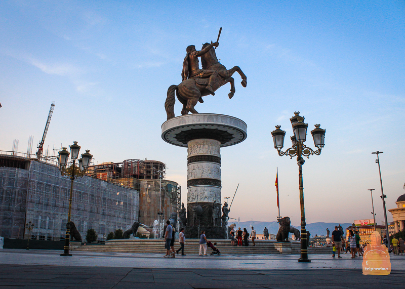 Скульптура "Воин на коне" в Скопье