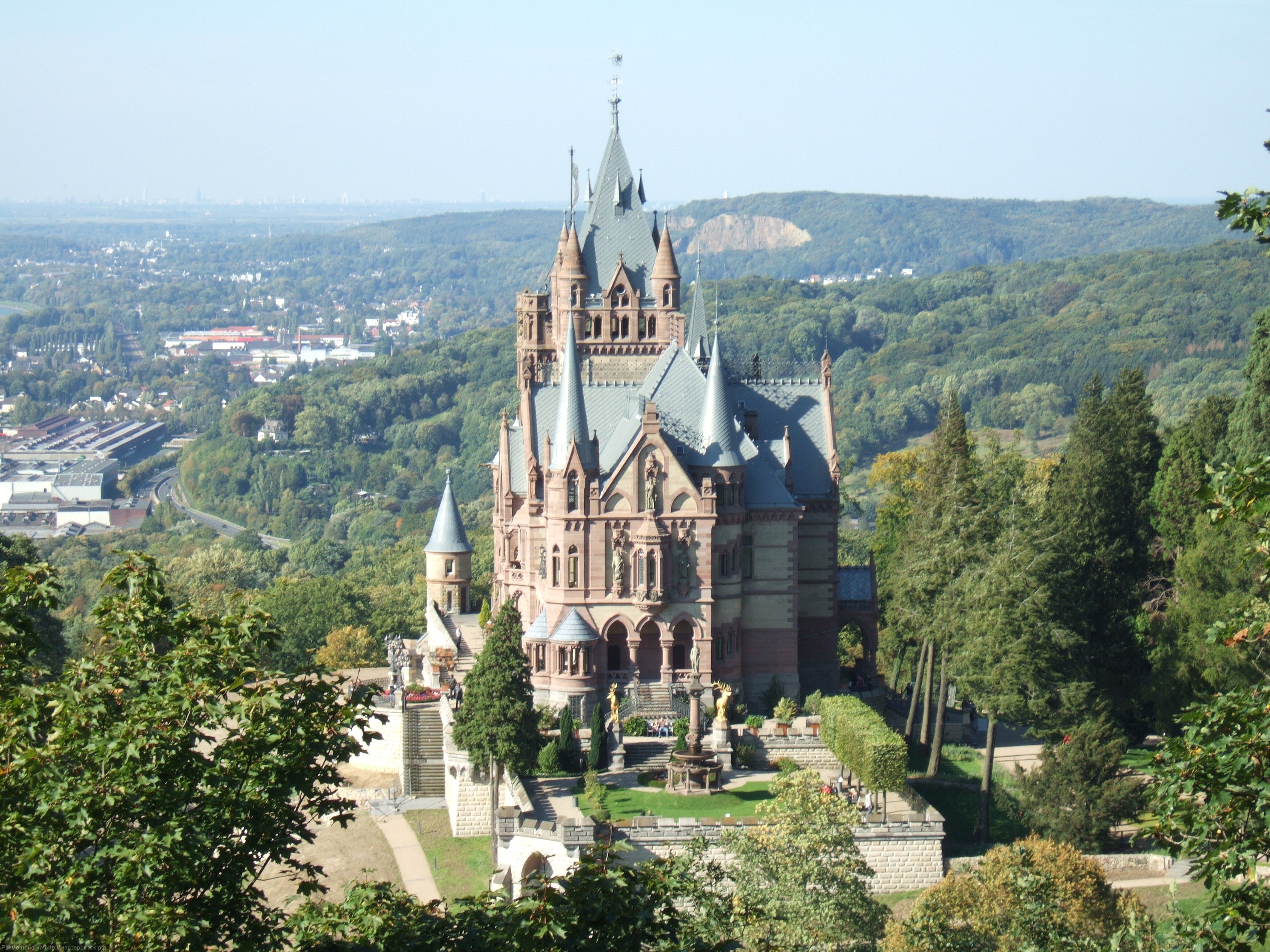 Koenigswinter, Schloss Drachenburg, repraesentatives Haupttreppenhaus, Froschperspektive, Blick ins Gewoelbe. Decken- und Wandgemalereien, Wandgemaelde. Beleuchtet wurde und wird das Treppenhaus durch Buntglasfenster an der Ostwand. Hier haben sich die ei