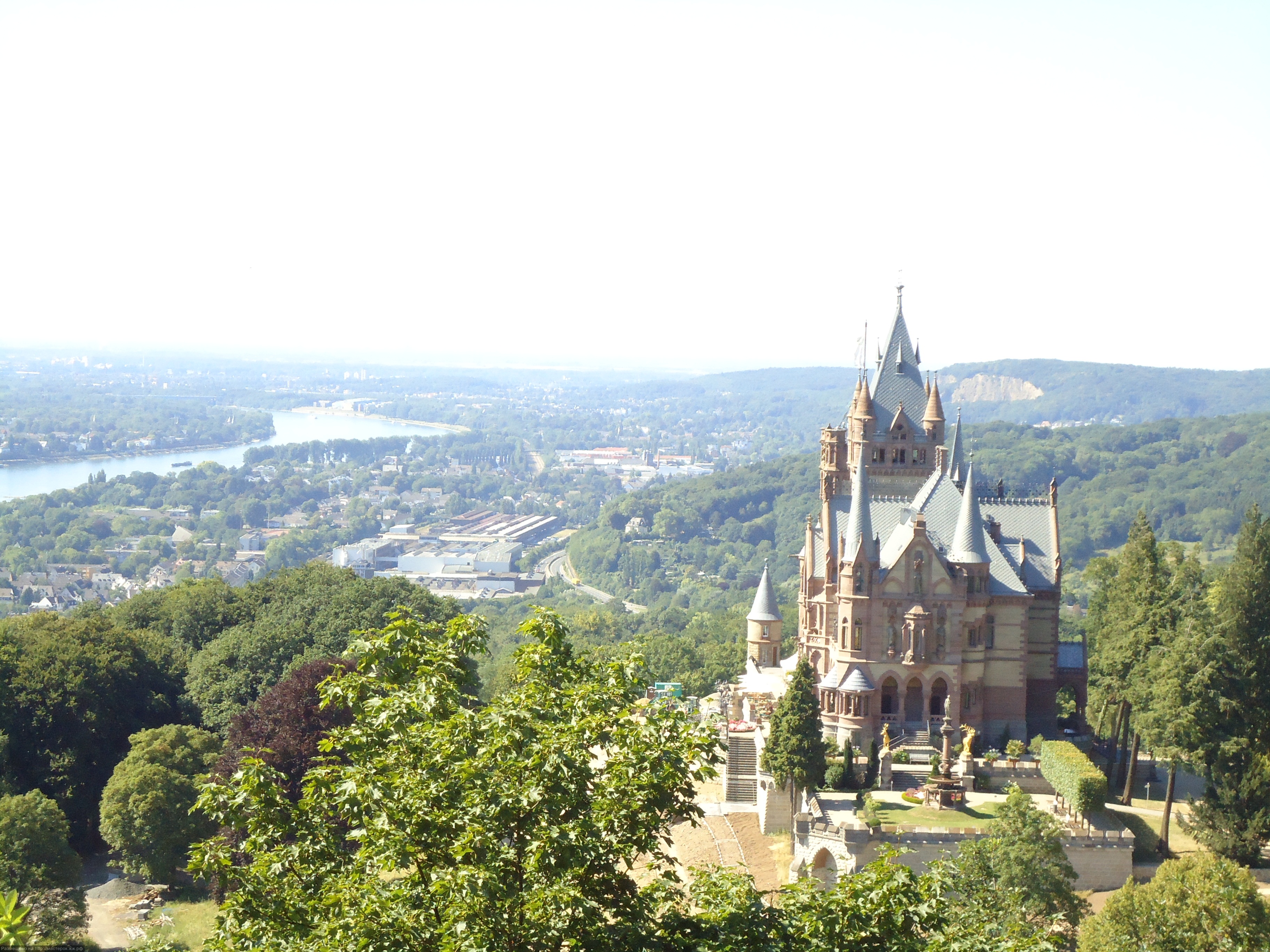 Siebengebirge, Blick von Remagen-Rolandswerth ueber den Rhein zum Schloss Drachenburg, Koenigswinter; View from Remagen-Rolandswert with Rhine river to castle Drachenburg, Koenigswinter