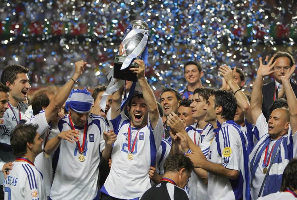 Футбольная сборная после победы на Евро 2004