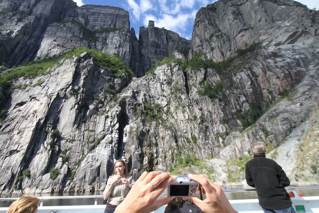 Фото от первого лица рук девушки которая держит фотоаппарат Поездка на пароме Ставангер-Люсеботн