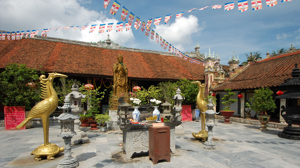 На территории буддистского храмового комплекса Ду Ханг