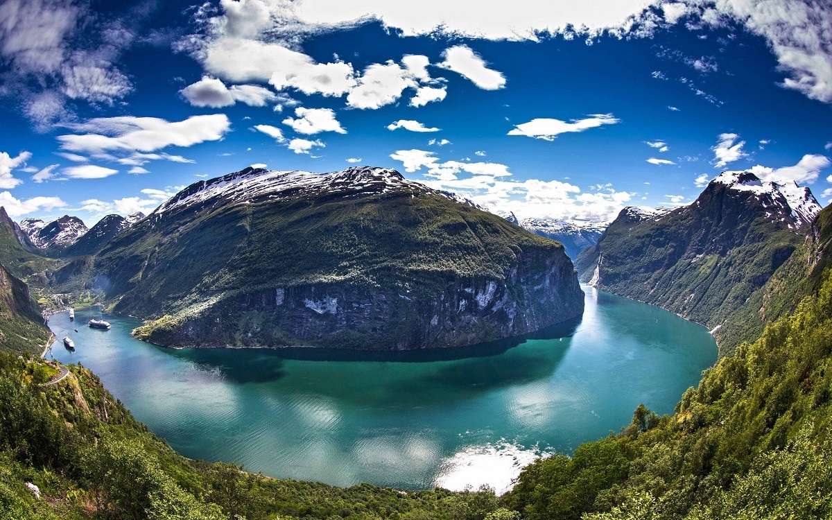 Панарамное фото Гейрангер-фьорда Панорамный вид на Гейрангер-фьорд