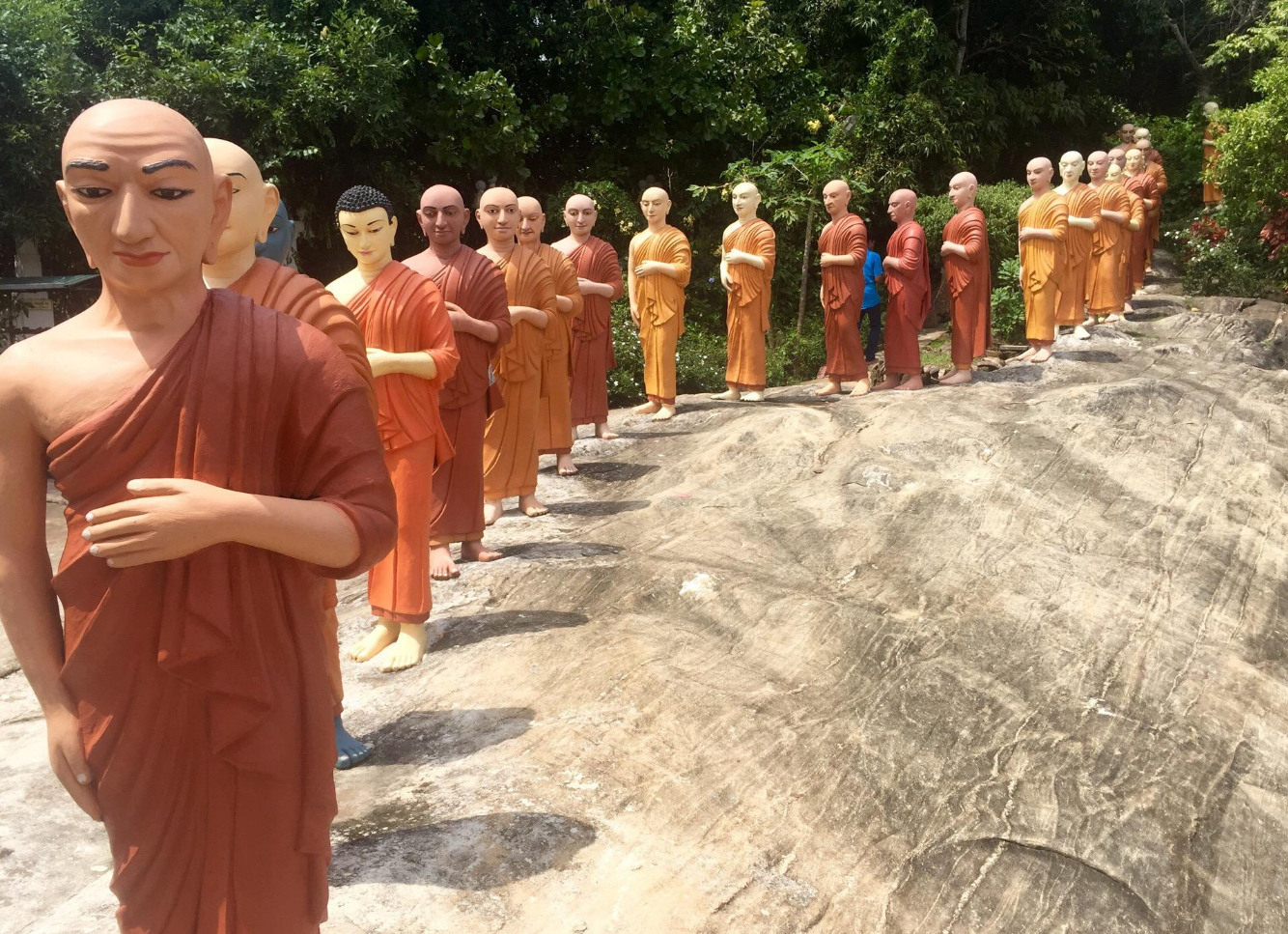 Статуи Будды разного возраста и монахов