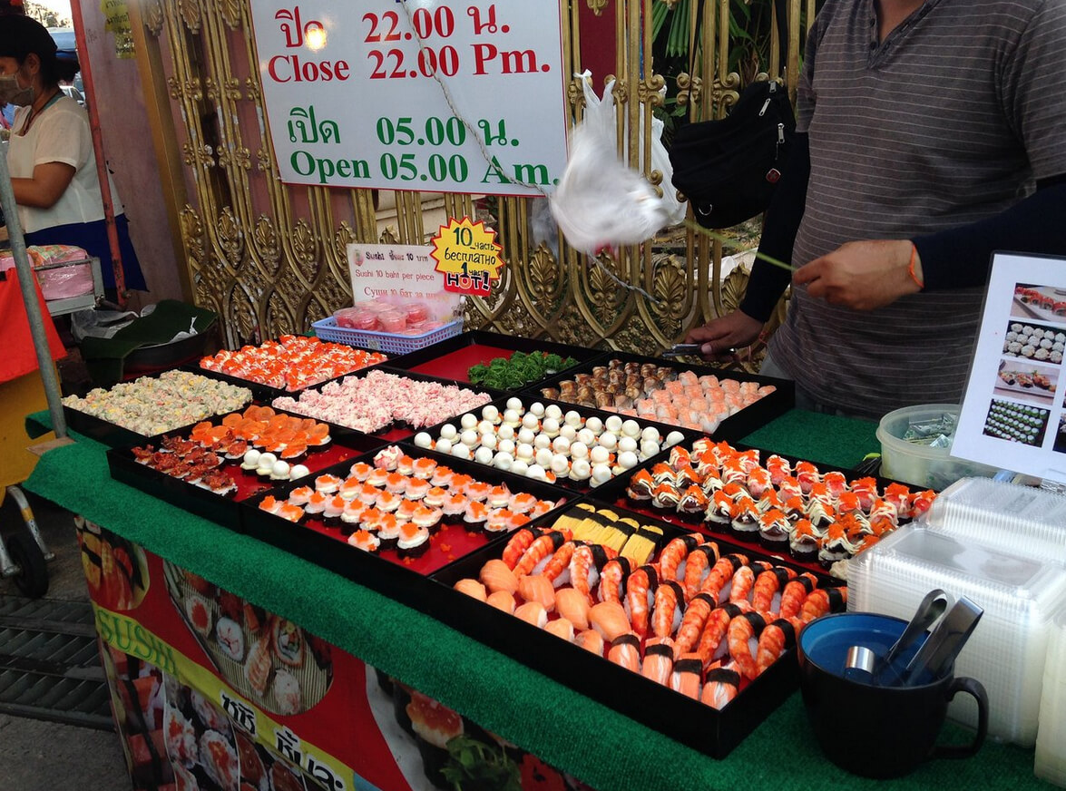 Суши на прилавке Karon Temple Market Karon Temple Market