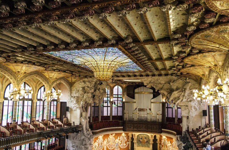 Скульптуры и барельефы во дворце каталонской музыки