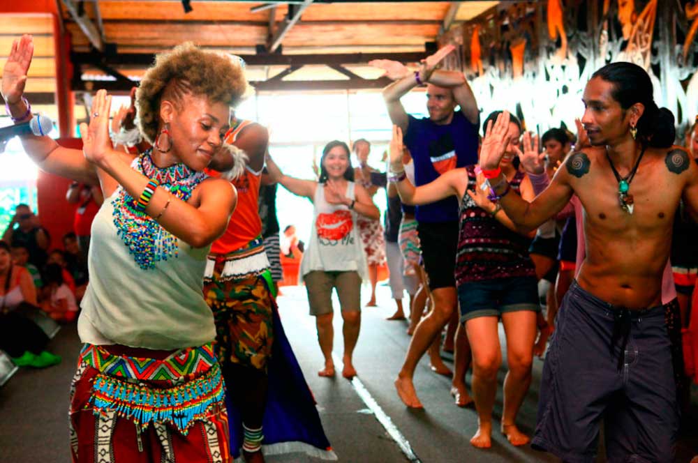 Танцы в Sarawak Cultural Village