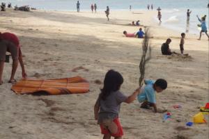 Дети на пляже Най Янг на Пхукете