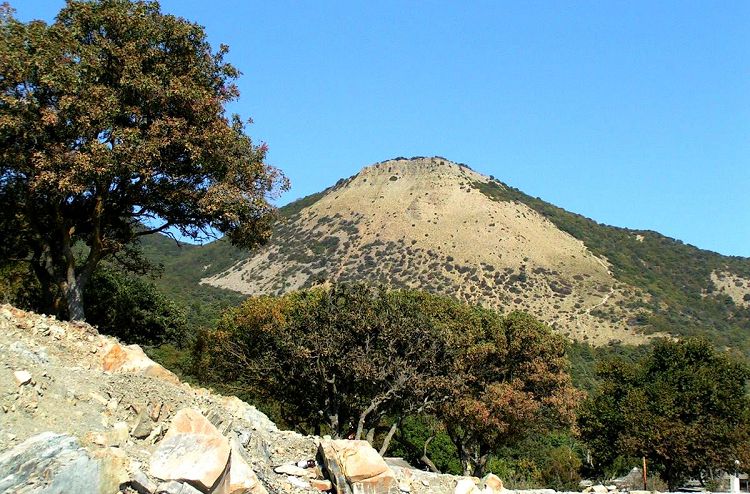 Лысая гора - одна из трех гор, окружающих поселок