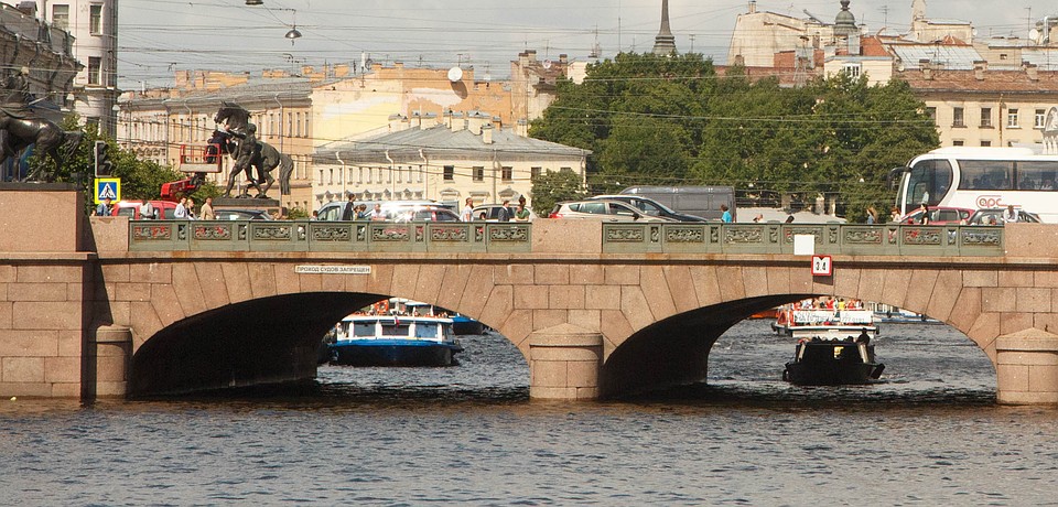 Аничков мост знаменит статуями коней - это настоящие произведения искусства. Фото: Александр ГЛУЗ
