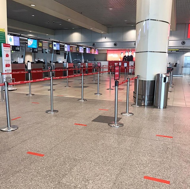 В «Домодедово» уже появилась специальная красная разметка, чтобы пассажирам было проще соблюдать безопасную дистанцию. Фото: Пресс-служба аэропорта Домодедово 