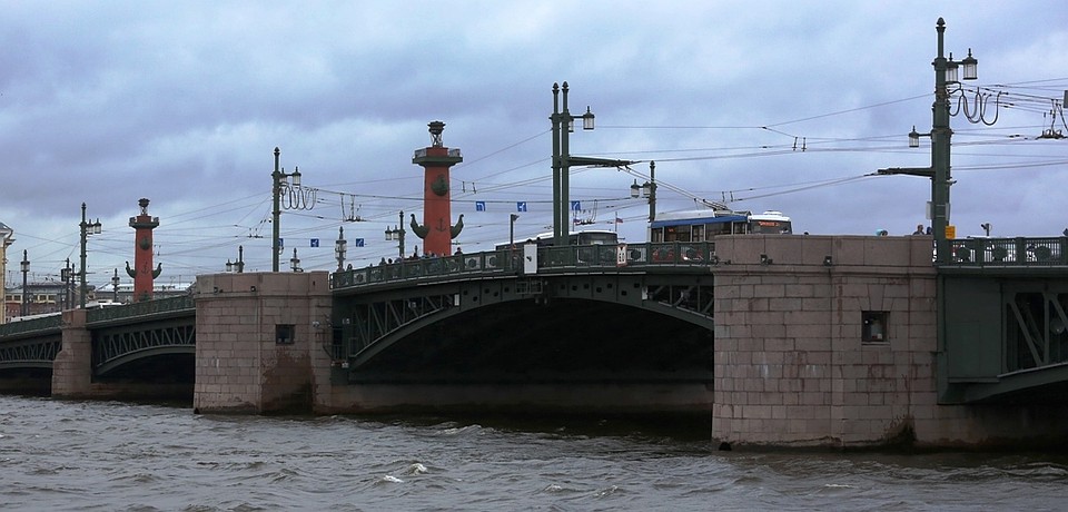 Дворцовый мост знаком всем жителям страны. Даже тем, кто в Петербурге ни разу не был. Фото: Александр ГЛУЗ