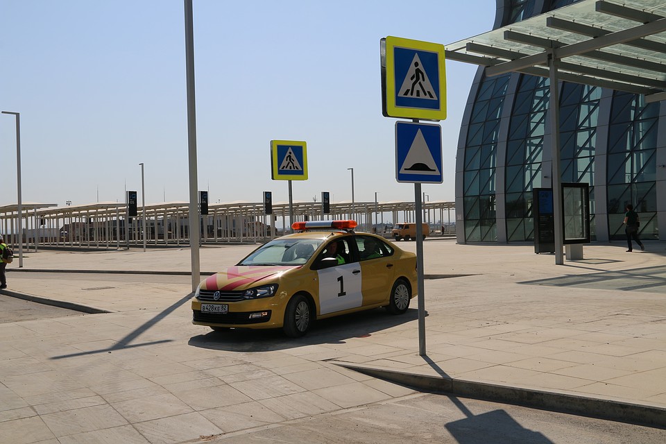 Кроме автобусов, в новый терминал пассажиров будут доставлять аэропортовские машины. Фото: Анастасия КУРДЮКОВА