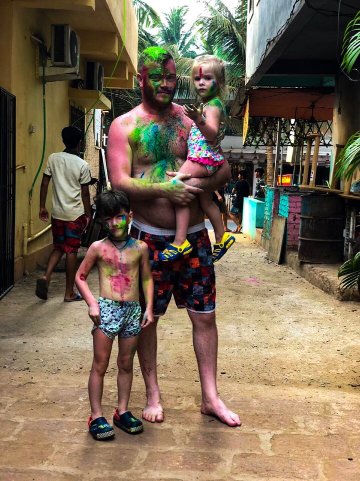 in Goa Holi holiday for children - Праздник Холи в Гоа Индия для детей