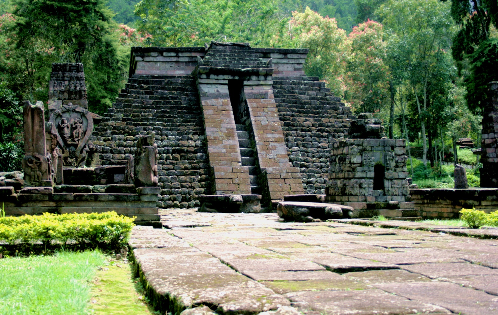 Храмовый комплекс Чанди Сукух